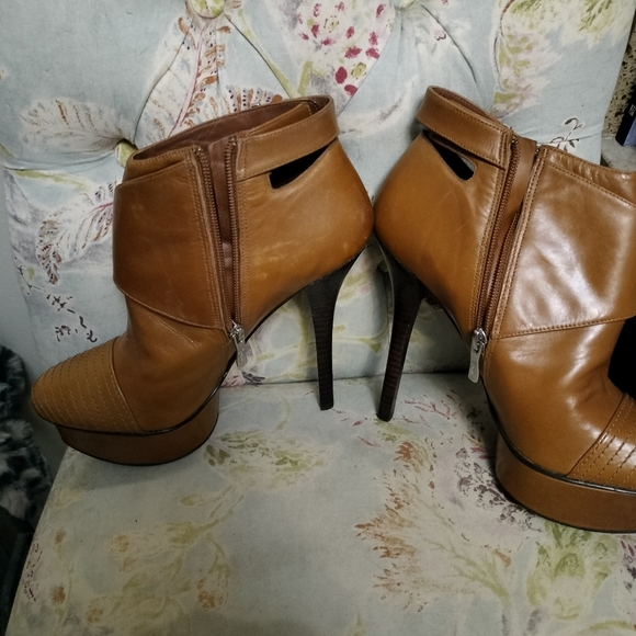 Guess Authentic Booties - Picture 3 of 8